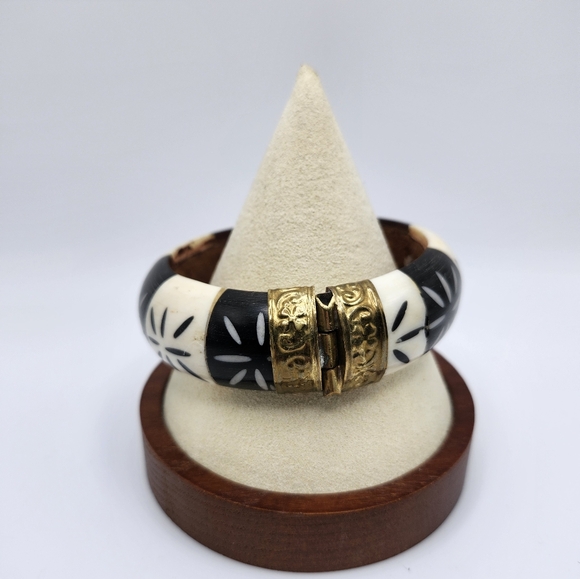 Jewelry - Chunky wood cream & brown bracelet with pin clasp. India influence. Brass